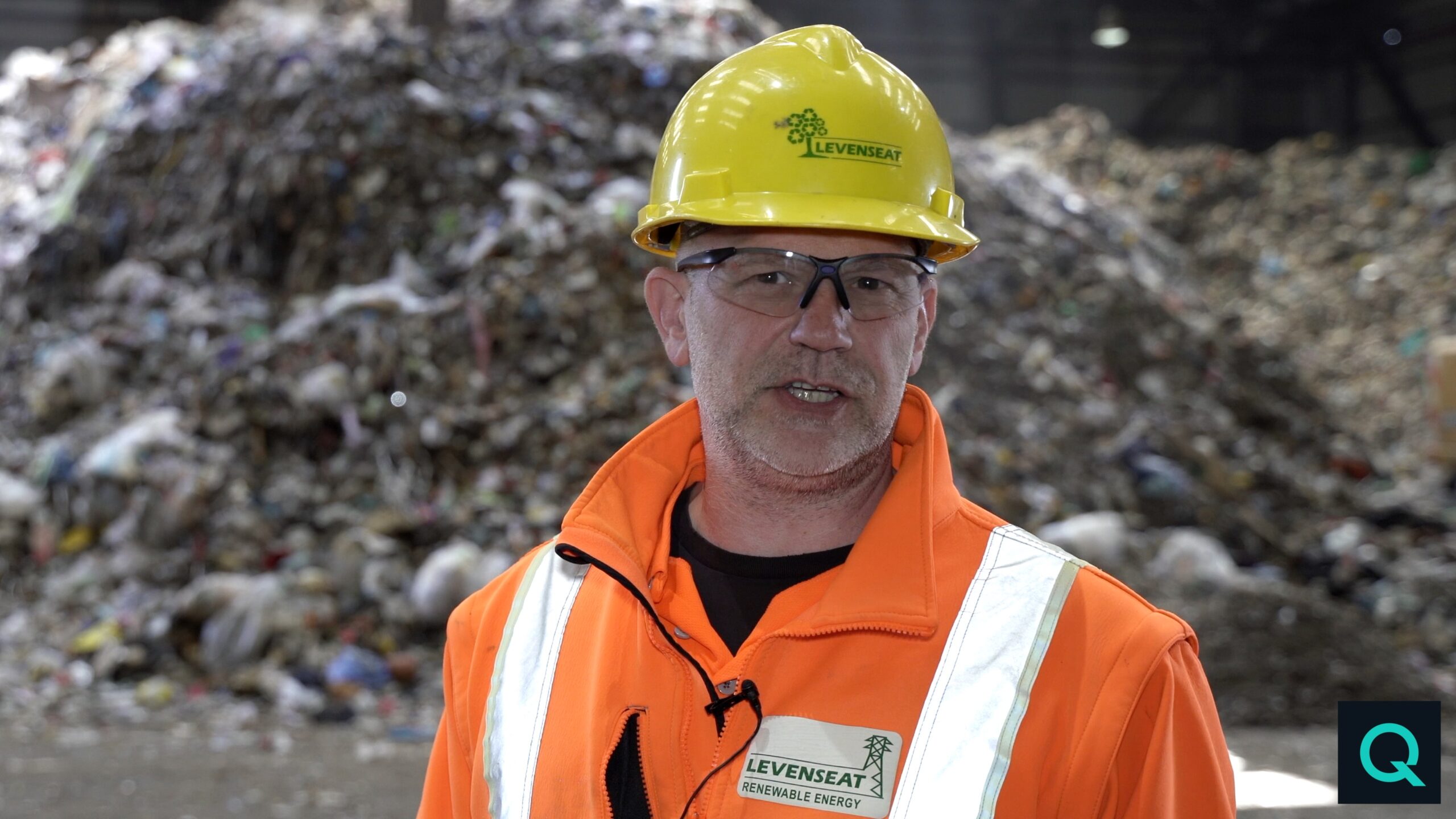 Man with helmet in waste storage facility levenseat